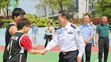 五四青年节，覃干超书记与青年学子在一起