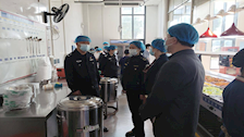 南宁市青秀区市场监督管理局到世界杯官网仙葫校区检查校园食品安全工作