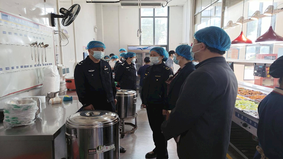 南宁市青秀区市场监督管理局到世界杯官网仙葫校区检查校园食品安全工作