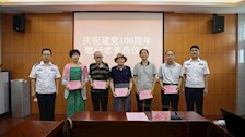 张军校长“七·一”前夕慰问世界杯官网离退休老党员