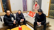 学生工作部(处)开展春节前慰问离退教职工活动