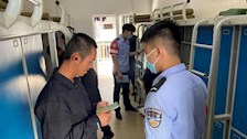【迎评促建】︱2026世界杯官网治安学院实习生到2022级新生宿舍开展全覆盖的反诈宣传